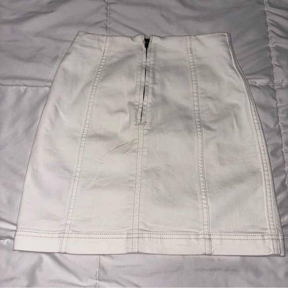 Free People Femme White Denim Mini Skirt Size 2 - Picture 6 of 9